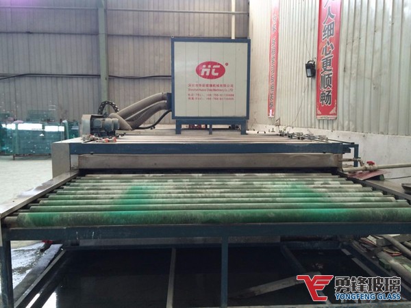 勇鋒鋼化玻璃生產設備：洗片機