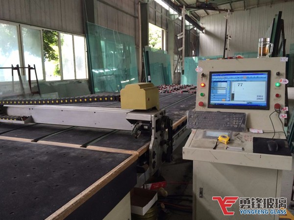 勇鋒鋼化玻璃生產(chǎn)設(shè)備：自動裁片機(jī)